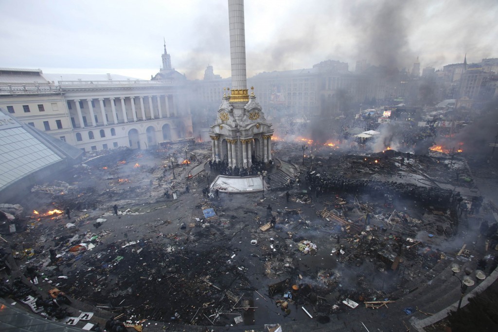The Ukrainian Civil Conflict: An aerial view shows Independence Square during clashes between anti-government protesters and Interior Ministry members and riot police in central Kiev February 19, 2014. Image Source: darkroom.baltimoresun.com