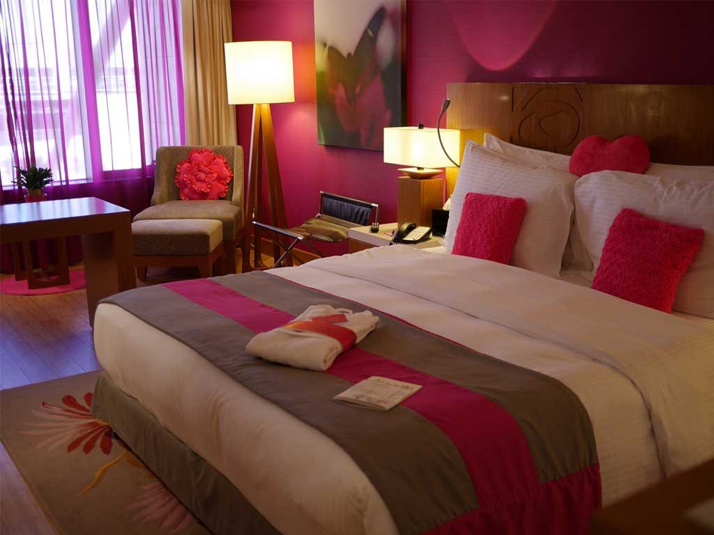 pink-hotel-room